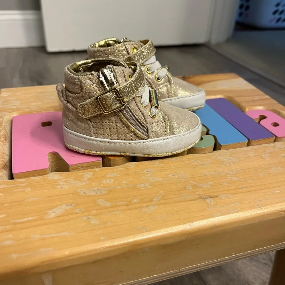 Baby Girl's MICHAEL Michael Kors Baby Rio Gold Sneakers- Size 2- Pre-owned